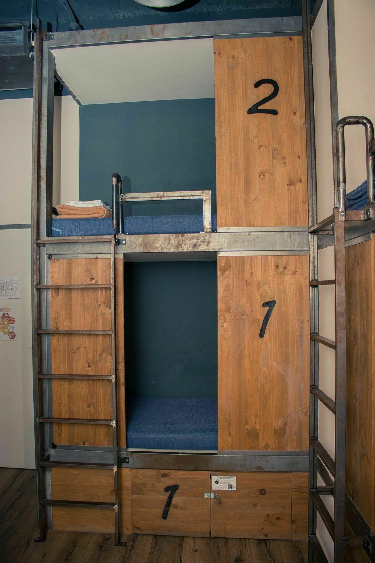 Hostel Black Swan *