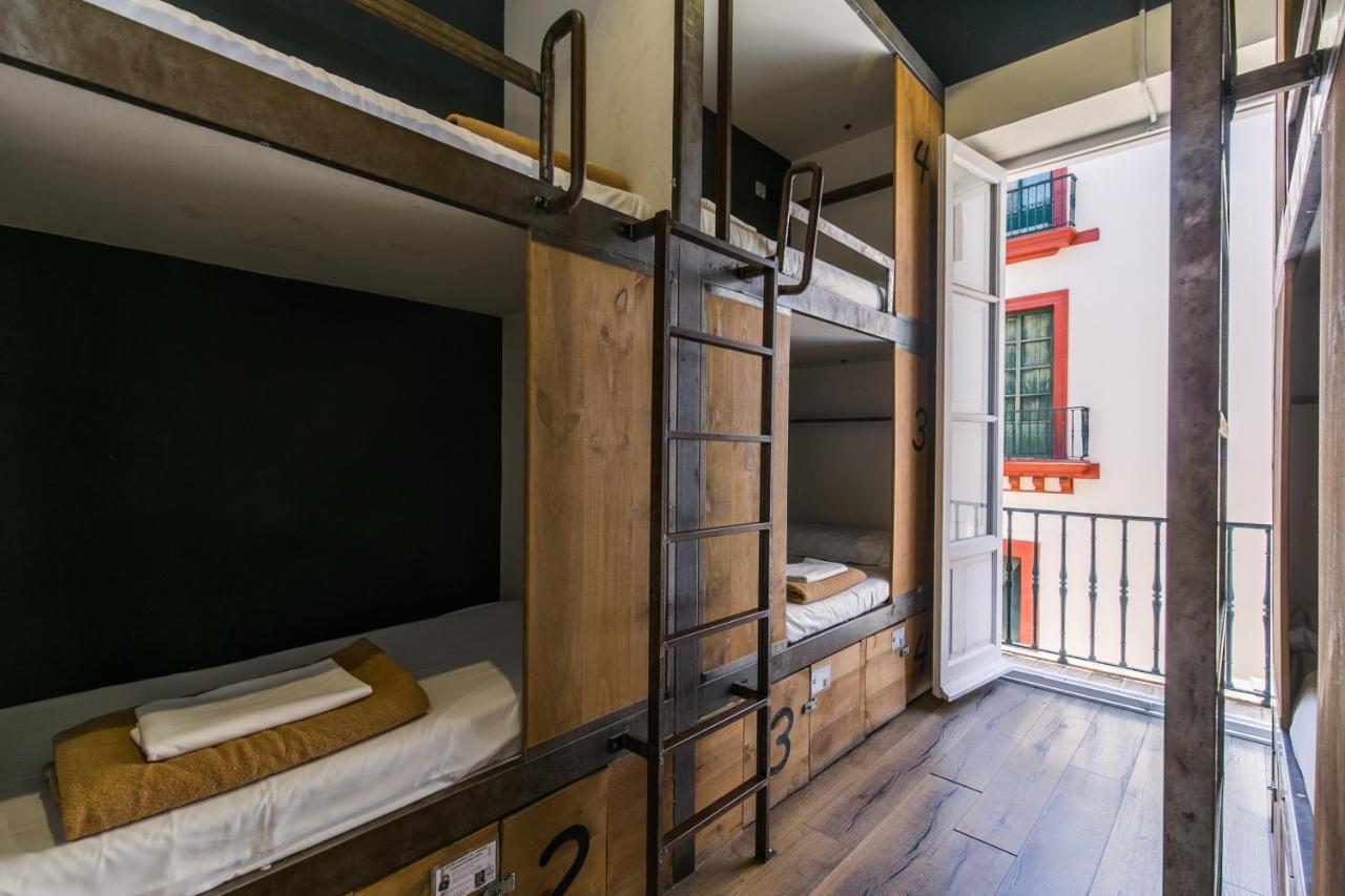 Black Swan Hostel *