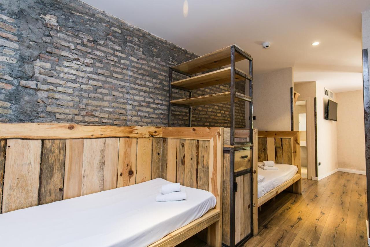 Black Swan Hostal *